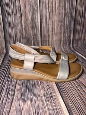 Comfortiva Pillowtop Women’s Metallic Silver Leather Sandals Size 8.5